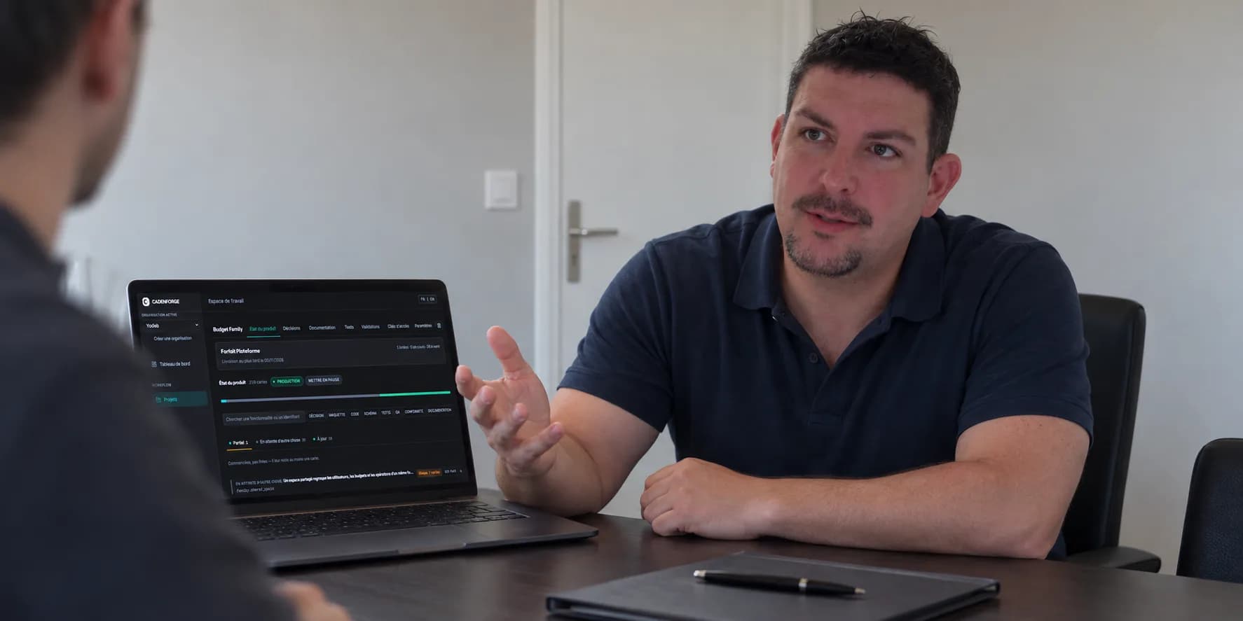 Yohan vérifiant une livraison logicielle